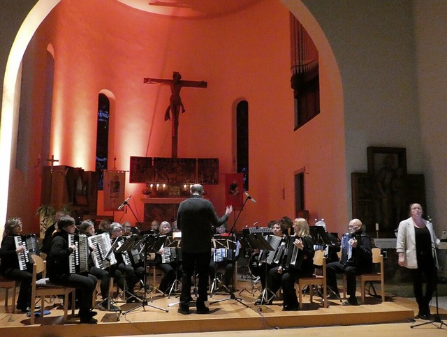 Die Spielgemeinschaft der Harmonika-Or...hristina Reinartz (rechts) begleitet.   | Foto: Doris Dehmel