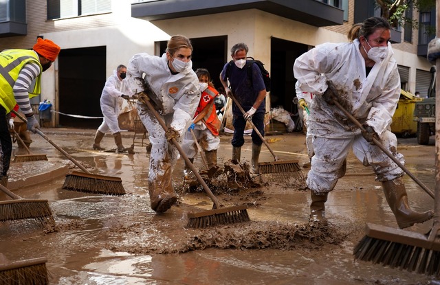 Viele Aufr&auml;umarbeiten sind vorbei...st nicht alles geschafft. (Archivbild)  | Foto: Eduardo Manzana/EUROPA PRESS/dpa