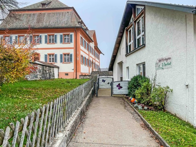 Zwischen dem katholischen Kindergarten...Zaun und Grnstreifen entfernt werden.  | Foto: Wilfried Dieckmann