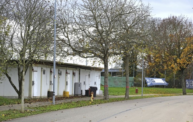 Die Container am Sportplatz in Orschwe...n Schimmelbefall nicht mehr bewohnbar.  | Foto: Sandra Decoux