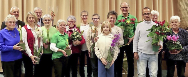 Vorsitzender Bruno Schaubrenner (Zweit...pe&#8220; die Blumenpreise berreicht.  | Foto: Obst- und Gartenbauverein