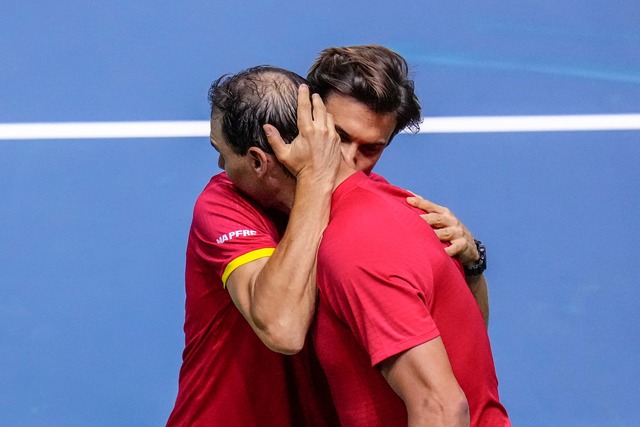 Teamchef David Ferrer tr&ouml;stet Sup...er Niederlage in dessen letztem Spiel.  | Foto: Manu Fernandez/AP/dpa