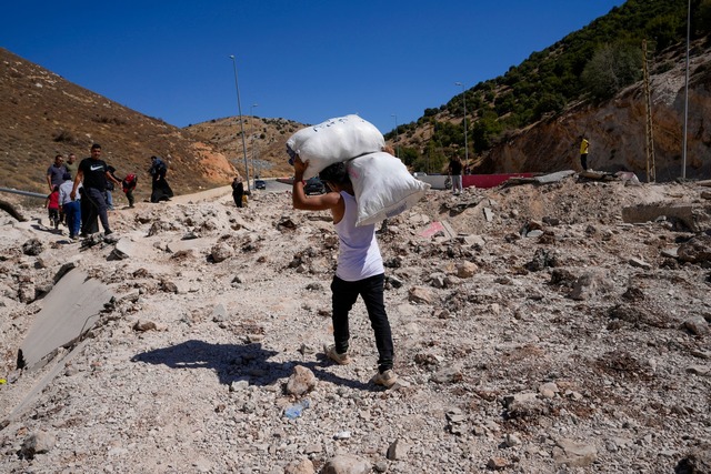 Rund 540.000 Menschen flohen aus dem L...ml;rgerkriegsland Syrien. (Archivbild)  | Foto: Hassan Ammar/AP/dpa