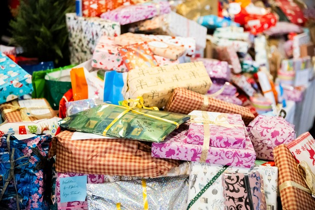 Schuldenbremse f&uuml;r GeschenkeKonsu...llen Weihnachts-Etat nicht aufstocken.  | Foto: Christoph Soeder/dpa