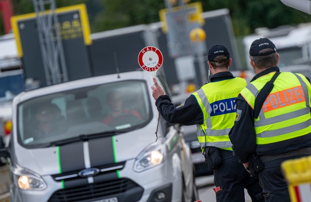 Inzwischen gibt es station&auml;re Gre...mehr um als alles andere. (Archivfoto)  | Foto: Peter Kneffel/dpa