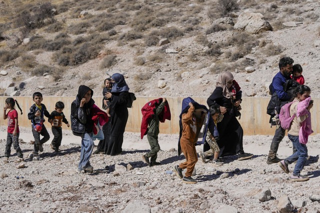 Viele Menschen fliehen ins Brgerkriegsland Syrien.  | Foto: Hassan Ammar (dpa)