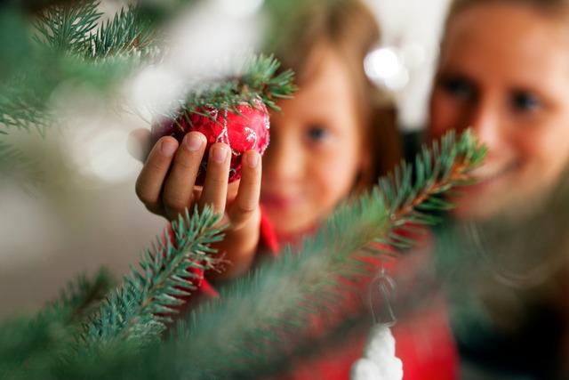 Eine kleine Freude machen - das will die Aktion Weihnachtswunsch.  | Foto: stock.adobe.com/Kzenon