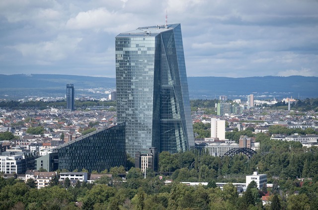 EZB warnt vor wachsenden Risiken (Archivbild)  | Foto: Boris Roessler/dpa