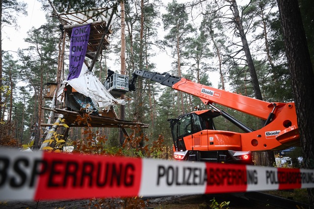 Mit Hilfe einer Hebeb&uuml;hne kommen ...gel&ouml;sten Tesla-Protestcamp heran.  | Foto: Sebastian Christoph Gollnow/dpa