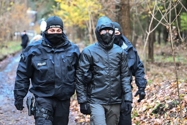 Ein Umweltaktivist wird aus dem aufgel...rotestcamp in Gr&uuml;nheide gebracht.  | Foto: Sebastian Christoph Gollnow/dpa