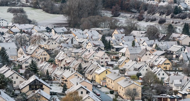 So manches Dach k&ouml;nnte in den n&a...hsten Tagen etwas wei&szlig;er werden.  | Foto: Silas Stein/dpa