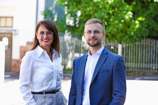 Lara Pabst und ihr Sohn Dennis Ragosin  sind das Fhrungsduo von rbs Immobilien.  | Foto: KUEHNMEDIA