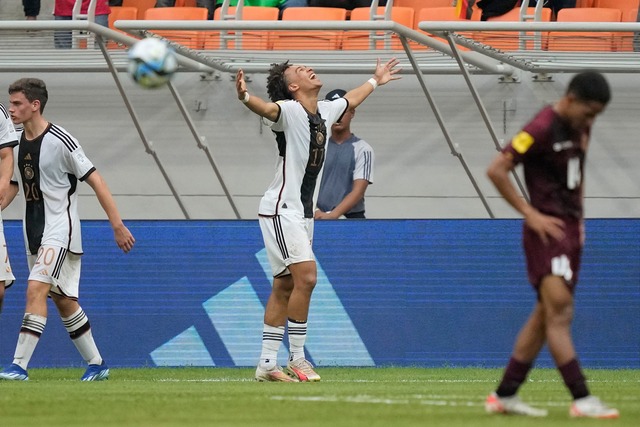 Der deutsche U17-Weltmeister Eric da S...chen Punkband Bad-Religion kritisiert.  | Foto: Achmad Ibrahim/AP/dpa