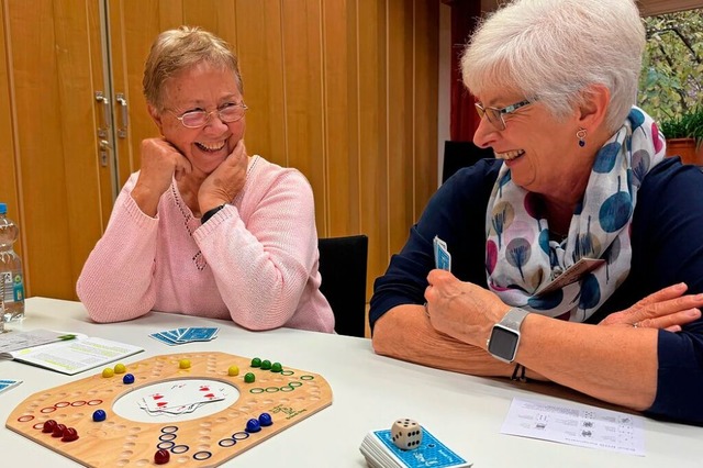 Brett- und Kartenspiele strken die Ge...chts) ist als Ehrenamtliche mit dabei.  | Foto: Nadine Zenhusern