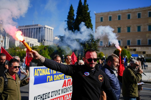 Sie wollen "in W&uuml;rde leben": Demonstranten vor dem griechischen Parlament.  | Foto: Thanassis Stavrakis/AP