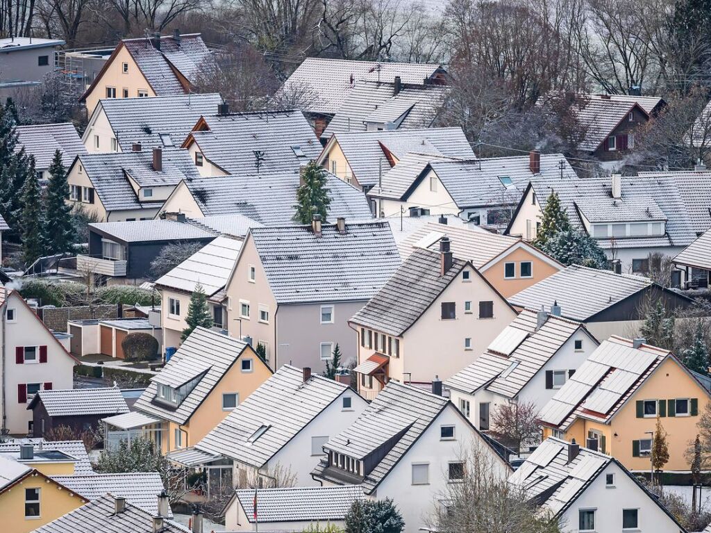 Rottweil: Die schneebedeckten Dcher in einem Wohngebiet.