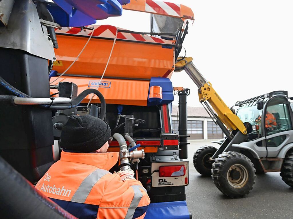 Kirchheim unter Teck: Ein Streufahrzeug des Winterdienstes der Autobahnmeisterei wird mit Streusalz beladen und mit Sole betankt.