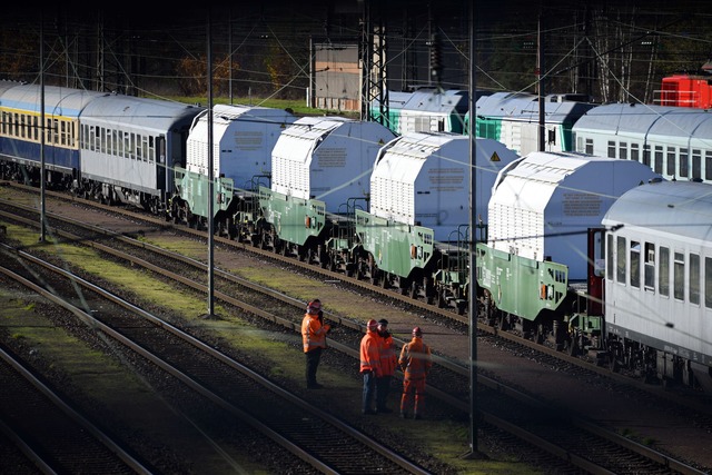 Der Castor-Transport hat Deutschland erreicht.  | Foto: Jason Tschepljakow/dpa