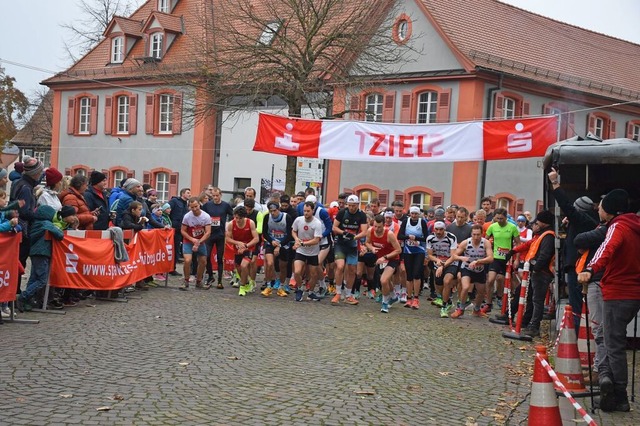 Brgermeister Daniel Kietz (rechts) gi...um Hauptlauf des Riegeler Crosslaufs.   | Foto: Roland Vitt