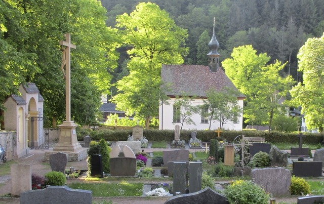 Die Friedhofkapelle im Abendsonnenlicht  | Foto: Manfred Lange