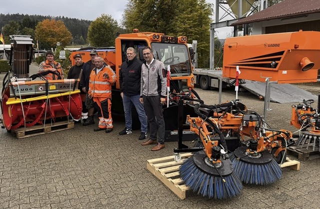 Die Herrischrieder Bauhofmitarbeiter b...en multifunktionalen Kommunalfahrzeugs  | Foto: Gemeinde Herrischried