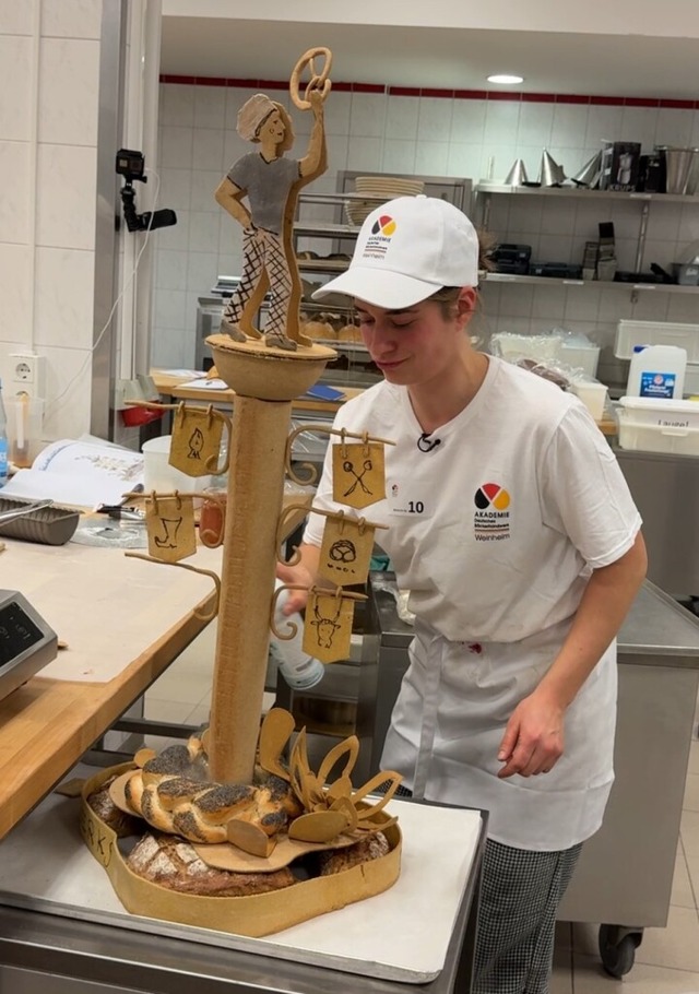 Martha Wieseler bei der Arbeit an ihre...sterschaft der Bckerjugend in Berlin.  | Foto: bundesakademie des Bckerhandwerks