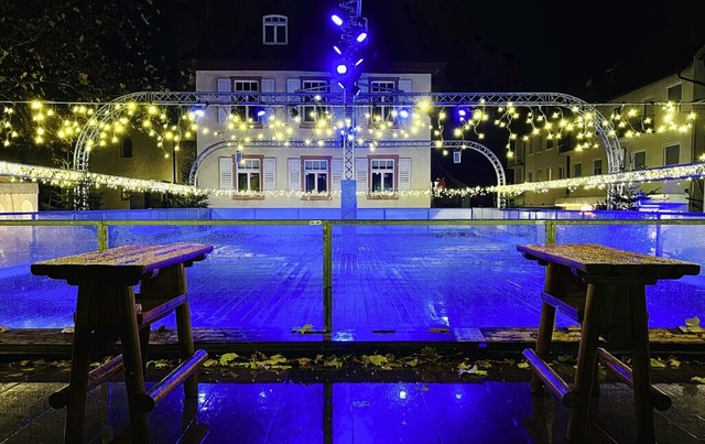 Ein weihnachtliches Ambiente herrscht ...m die Eisbahn im Mllheimer Stadtkern.  | Foto: Michael Bechtold