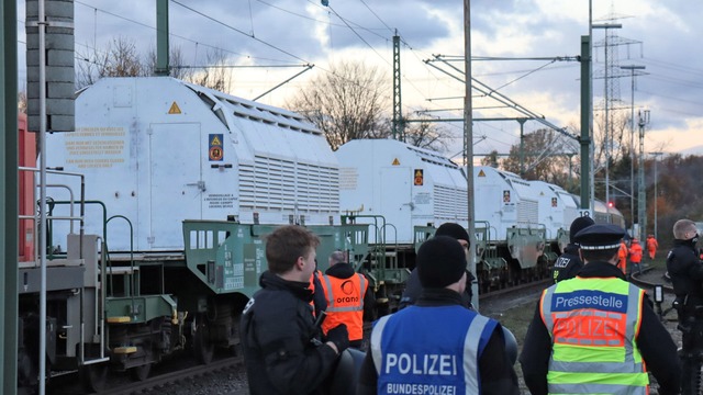 Der Castor-Transport hat Deutschland erreicht.  | Foto: Ren&eacute; Priebe/dpa