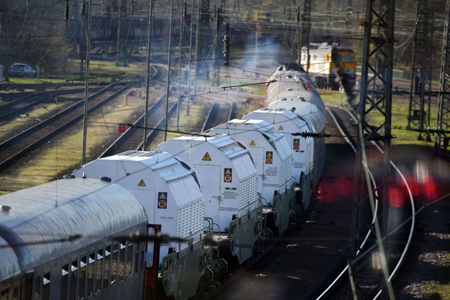 Bei dem Transport geht es um Abf&auml;...kraftwerken &uuml;brig geblieben sind.  | Foto: Jason Tschepljakow/dpa