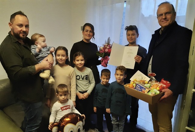 Brgermeister Alexander Schrder (rech...k und die Urkunde an Grofamilie Giss.  | Foto: Gemeinde Meienheim