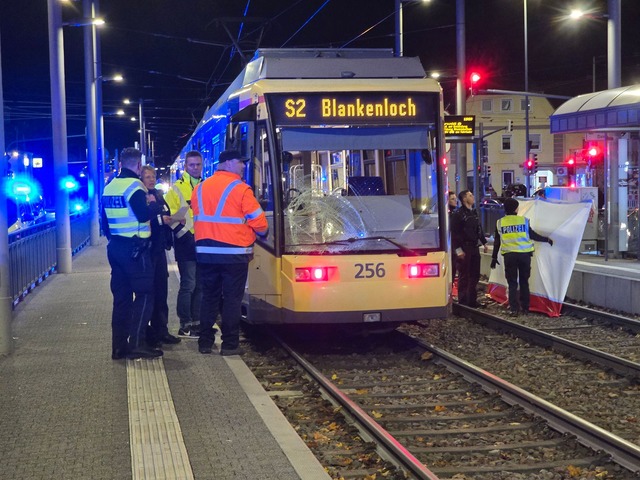 Eine Fu&szlig;g&auml;ngerin wird bei d...ra&szlig;enbahn t&ouml;dlich verletzt.  | Foto: Thomas Riedel/dpa