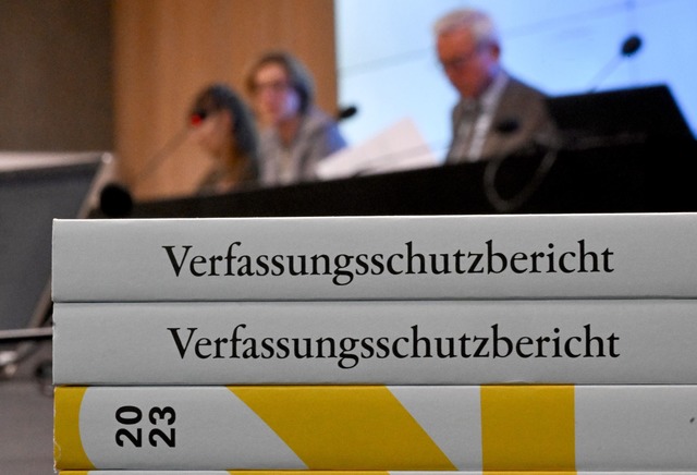 Der Verfassungsschutz beobachtet die "...ht ein erster Prozess an. (Archivbild)  | Foto: Bernd Wei&szlig;brod/dpa