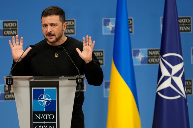 Selenskyj hofft auf eine Einladung zum Nato-Beitritt der Ukraine. (Archivbild)  | Foto: Virginia Mayo/AP/dpa