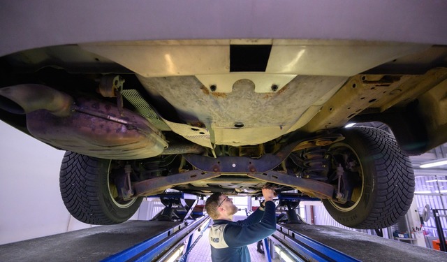 Mehr als jeder f&uuml;nfte Wagen wies ...hrliche M&auml;ngel auf. (Archivbild)h  | Foto: Julian Stratenschulte/dpa