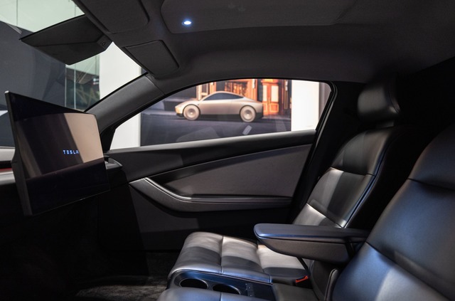 In dem zweisitzigen Tesla "Cybercab"gibt es kein Lenkrad.  | Foto: Hannes P. Albert/dpa