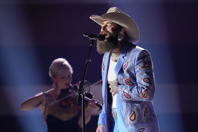 Rapper Post Malone tritt bei der Vergabe der Country-Preise auf.  | Foto: George Walker IV/Invision via AP/dpa