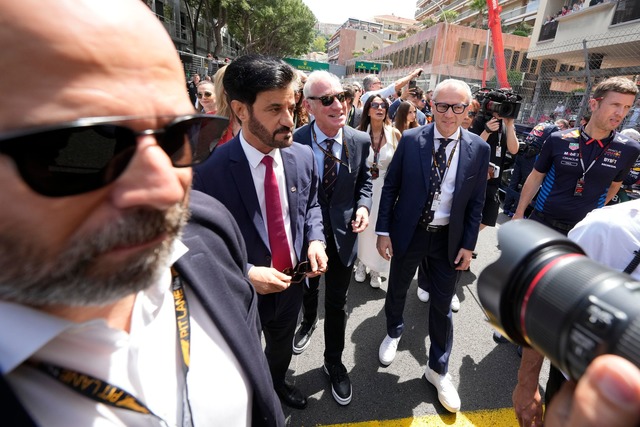 Fia-Boss Mohammed Ben Sulayem (2.v.l) wird von den Fahrern kritisiert.  | Foto: Luca Bruno/AP/dpa