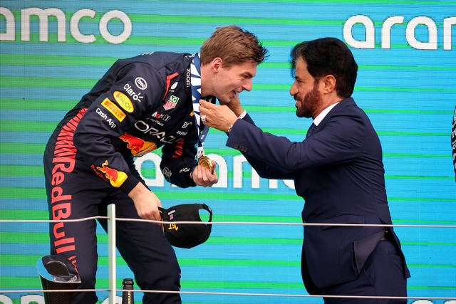 Da konnte Max Verstappen noch mit FIA-...ml;sident Mohammed Ben Sulayem lachen.  | Foto: Nigel French/PA Wire/dpa