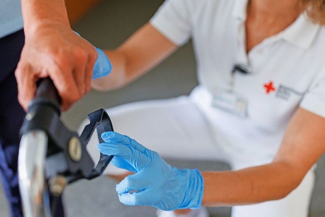 Mit den neuen Regelungen will man mehr... Ausbildung in der Pflege  begeistern.  | Foto: Daniel Karmann (dpa)