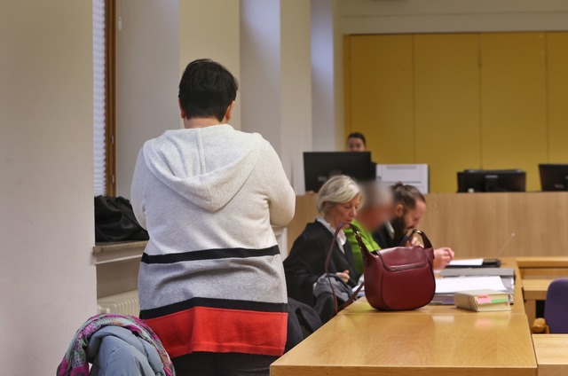 Die Angeklagte Mutter im Gerichtssaal ...Pauline gegen&uuml;ber sehr schuldig."  | Foto: Karl-Josef Hildenbrand/dpa