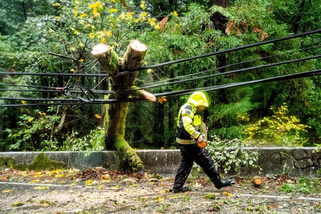 Hunderttausende Haushalte waren zeitweise ohne Strom.  | Foto: Noah Berger/AP/dpa