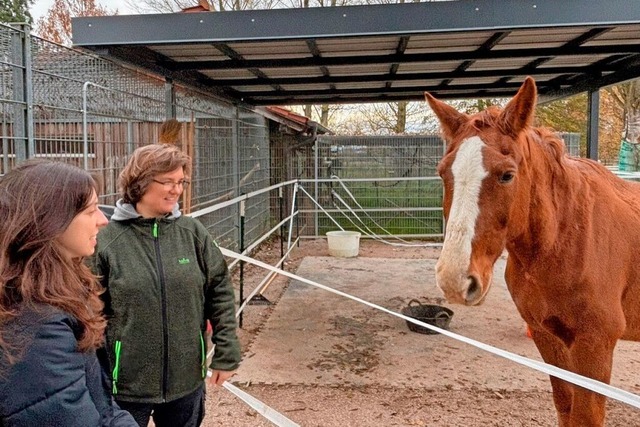 Die Bundestagsabgeordnete Zoe Mayer vo...cht das Tierschutzzentrum Scherzingen.  | Foto: Noah Dillinger