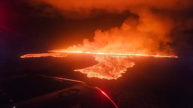 Auf Island hat sich abermals die Erde aufgetan.  | Foto: -/Civil Protection in Iceland via AP/dpa