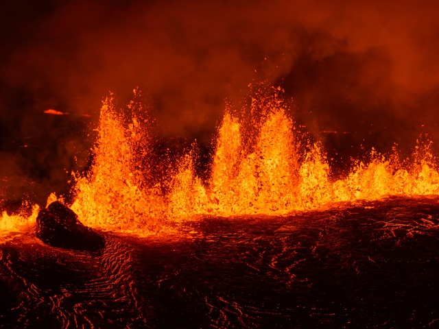 Die Eruption begann in der Nacht.  | Foto: Marco di Marco/AP