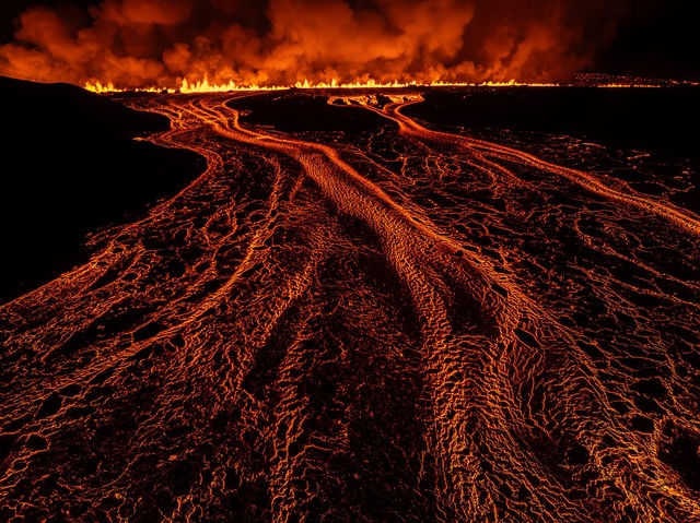 Die Lava bahnt sich ihren Weg.  | Foto: Marco di Marco/AP