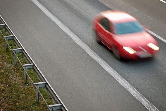 Autofahrer fhrt in Bad Bellingen Verkehrsschild um und flchtet