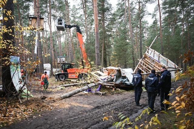 Polizei lässt Reste des Tesla-Protestcamps entsorgen