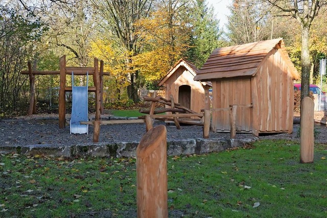 Rutsche und Huser auf dem Spielplatz  | Foto: Volker Mnch