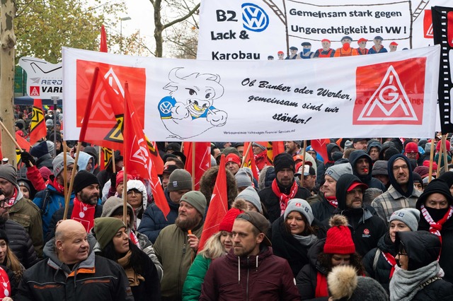 Tausende Teilnehmer demonstrieren vor ...est-Kundgebung direkt vor dem Stadion.  | Foto: Alicia Windzio/dpa