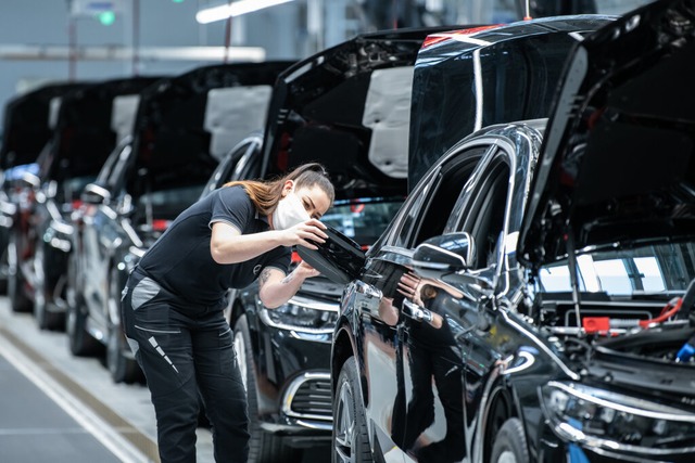 Eine Mitarbeiterin im Mercedes-Werk Sindelfingen  | Foto: Silas Stein (dpa)